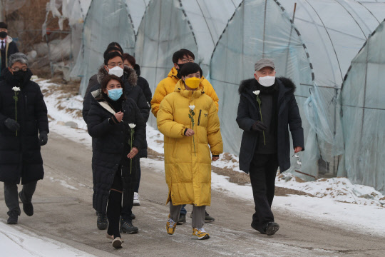 정의당 류호정 의원(가운데)이 12일 경기도 포천시에서 발생한 이주노동자 비닐하우스 숙소 사망 사고 현장을 찾아 농장을 둘러보고 있다.  농장에서 채소 재배 등의 일을 하는 캄보디아인 근로자 A씨는 지난 달 20일 숙소용 비닐하우스 구조물 안에서 숨진 채 발견됐다. 사인은 간경화인 것으로 파악됐으나, 이주노동자의 주거 개선 요구 목소리가 커지고 있다. <연합뉴스>